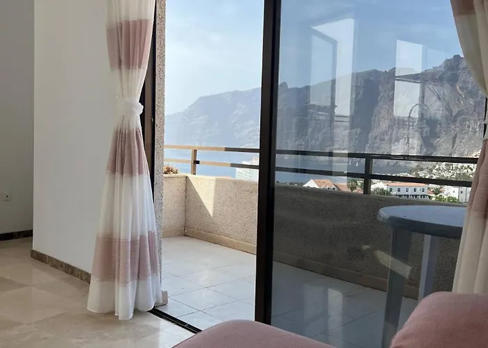 Small In 4 Bedroom Penthouse Spectacular Patio Views * Puerto de Santiago (Tenerife)